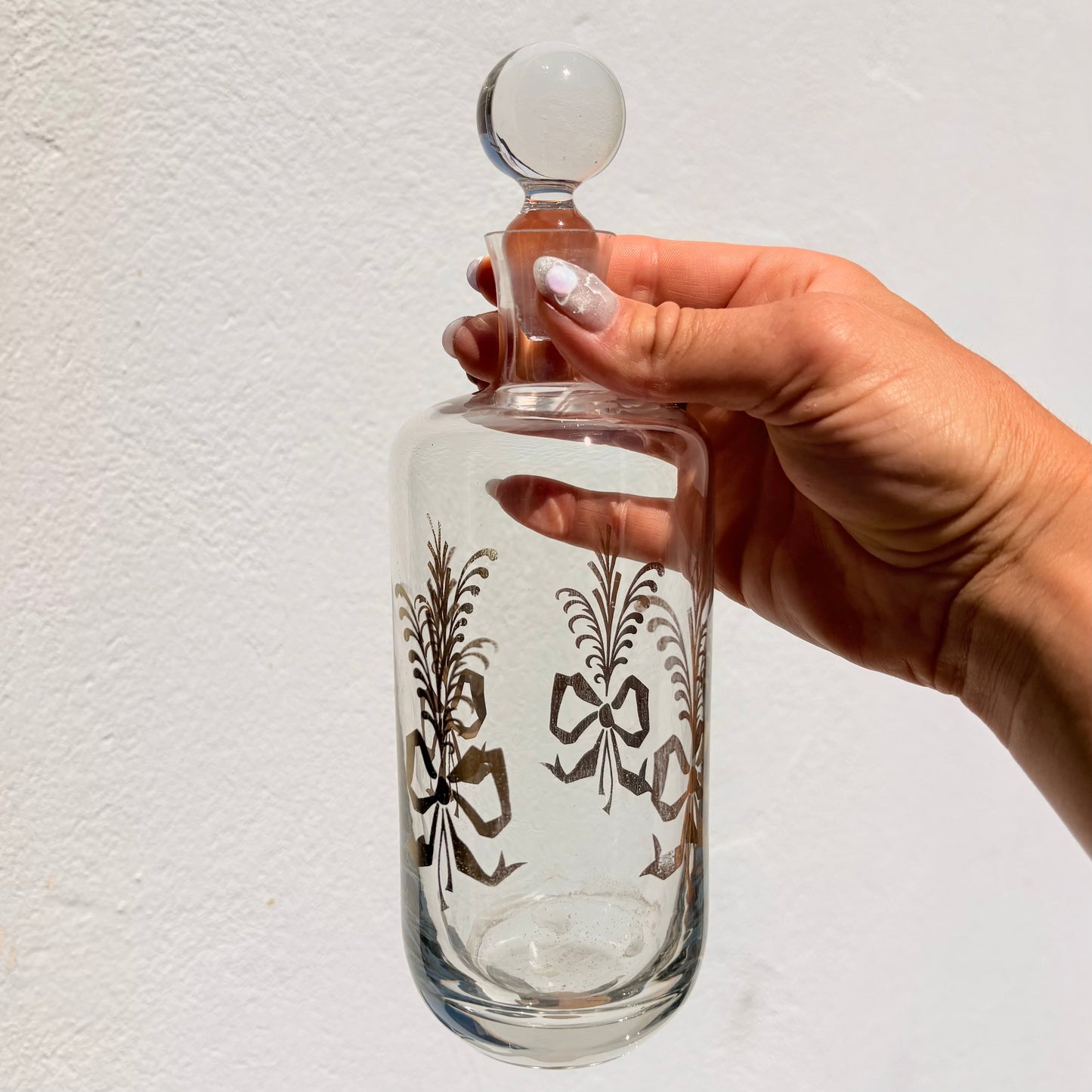 Carafe en verre à décors de noeuds