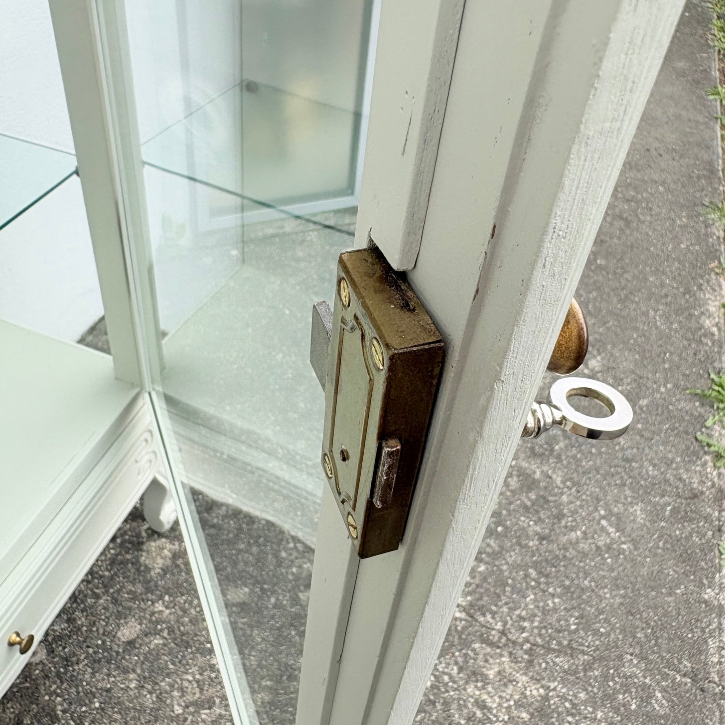 Vitrine en bois peint