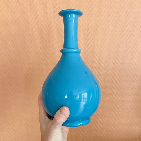 Vase en opaline bleue