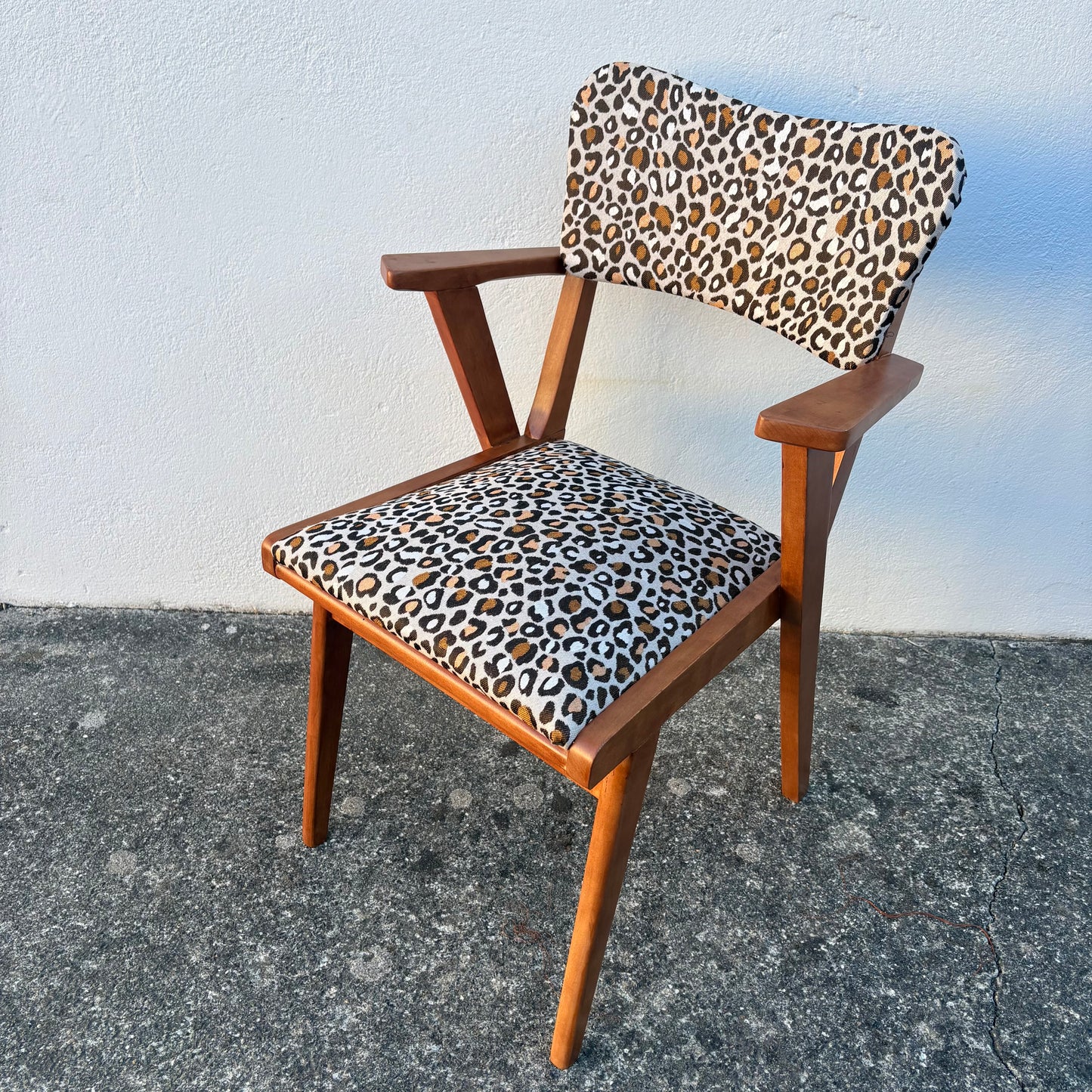 Fauteuil en bois années 60 léopard