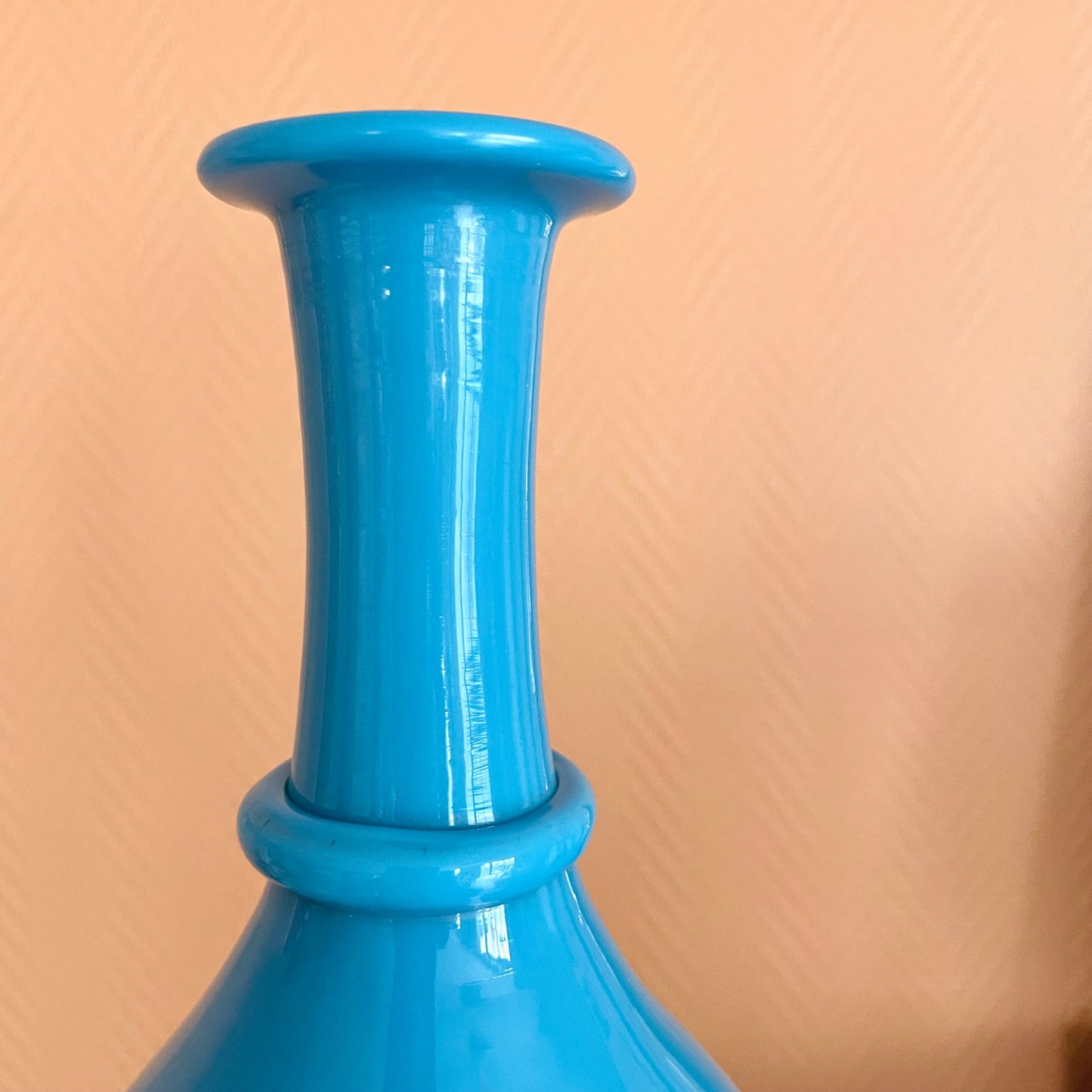 Vase en opaline bleue