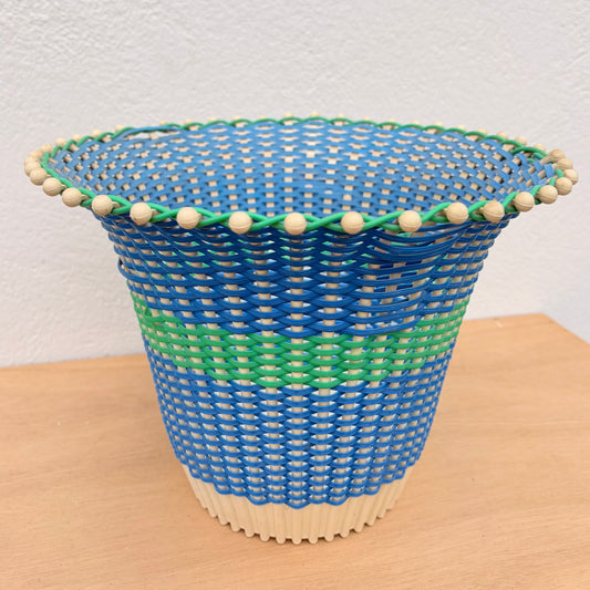 Cache pot en plastique bleu et vert