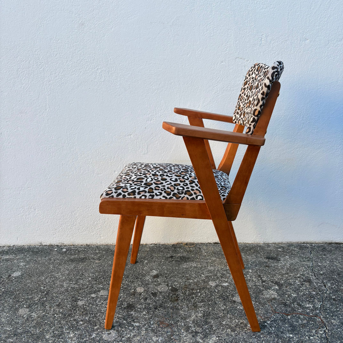 Fauteuil en bois années 60 léopard