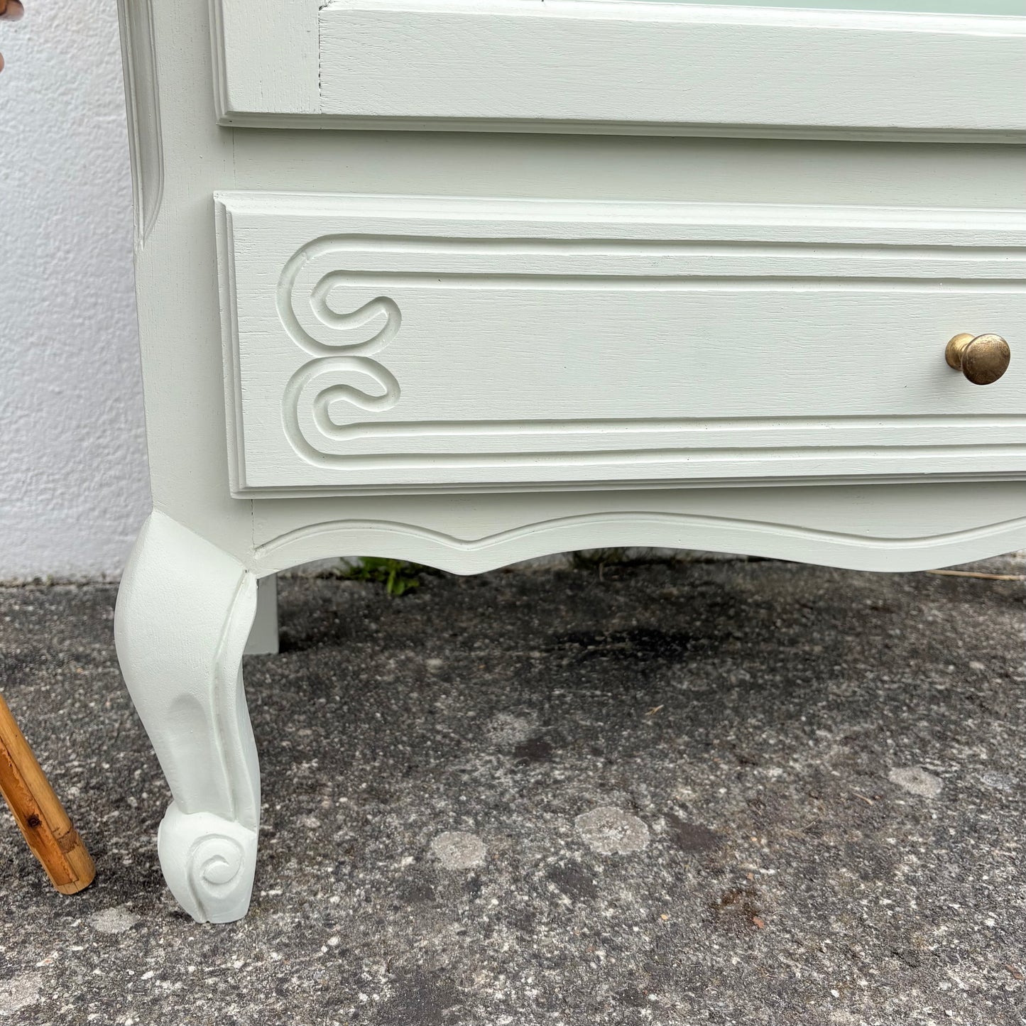 Vitrine en bois peint