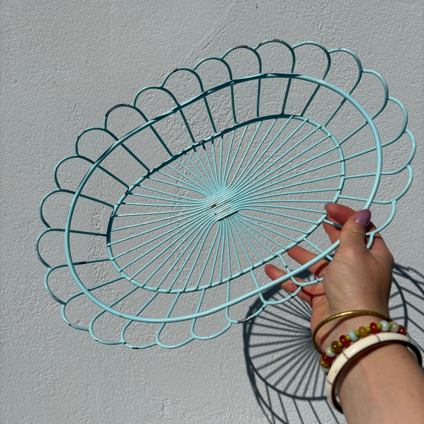 Corbeille en métal bleu clair
