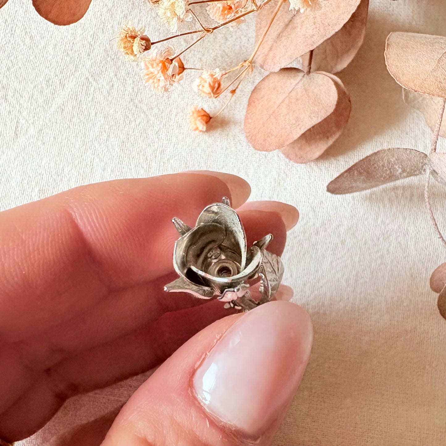 Broché argenté en forme de rose