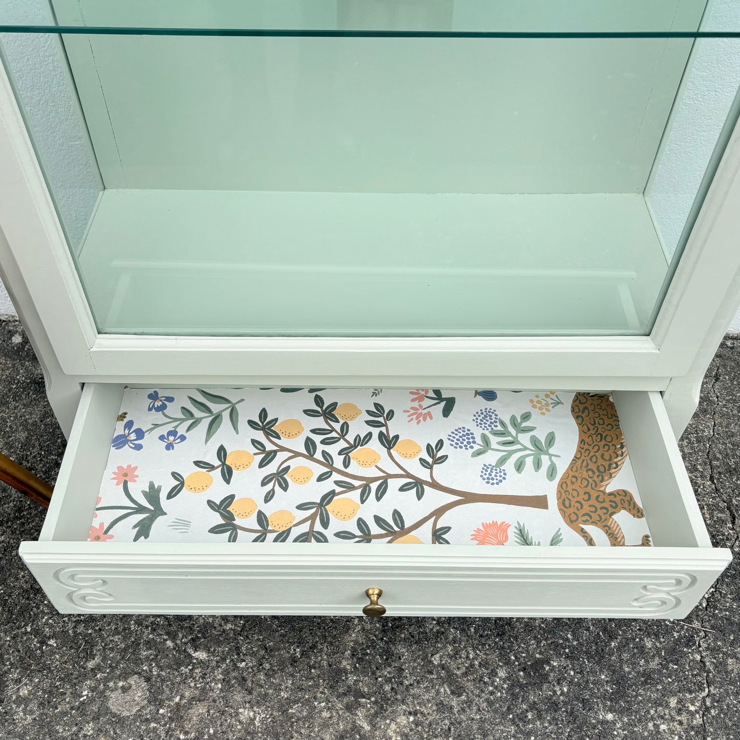 Vitrine en bois peint