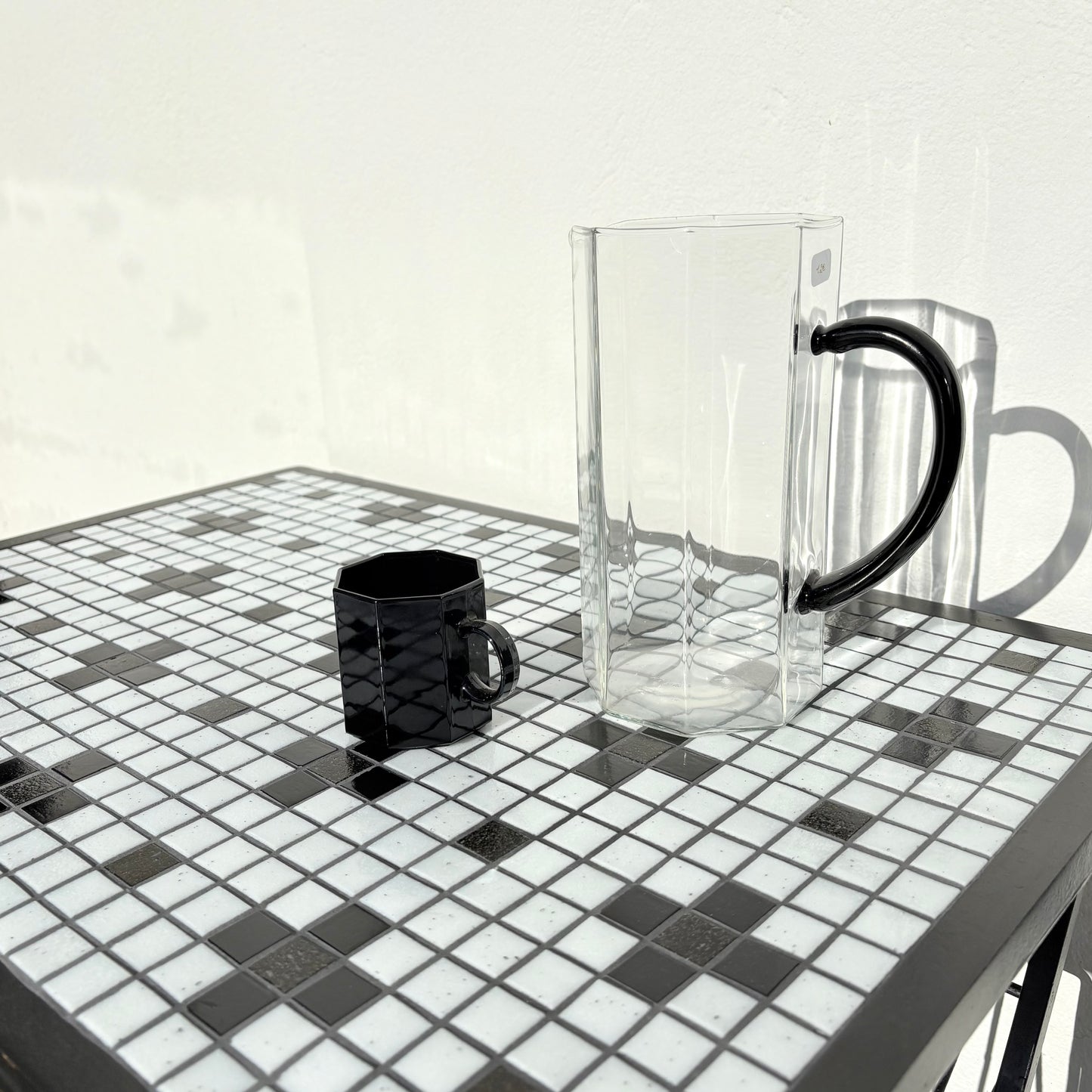 Table d’appoint en métal et mosaïque