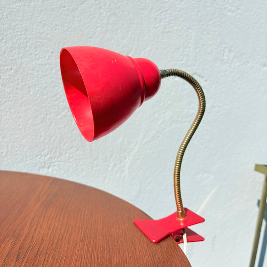 Lampe rouge à pince.