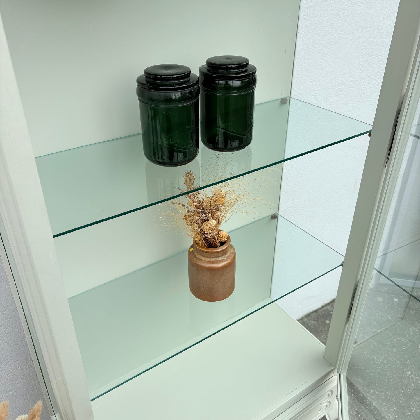 Vitrine en bois peint