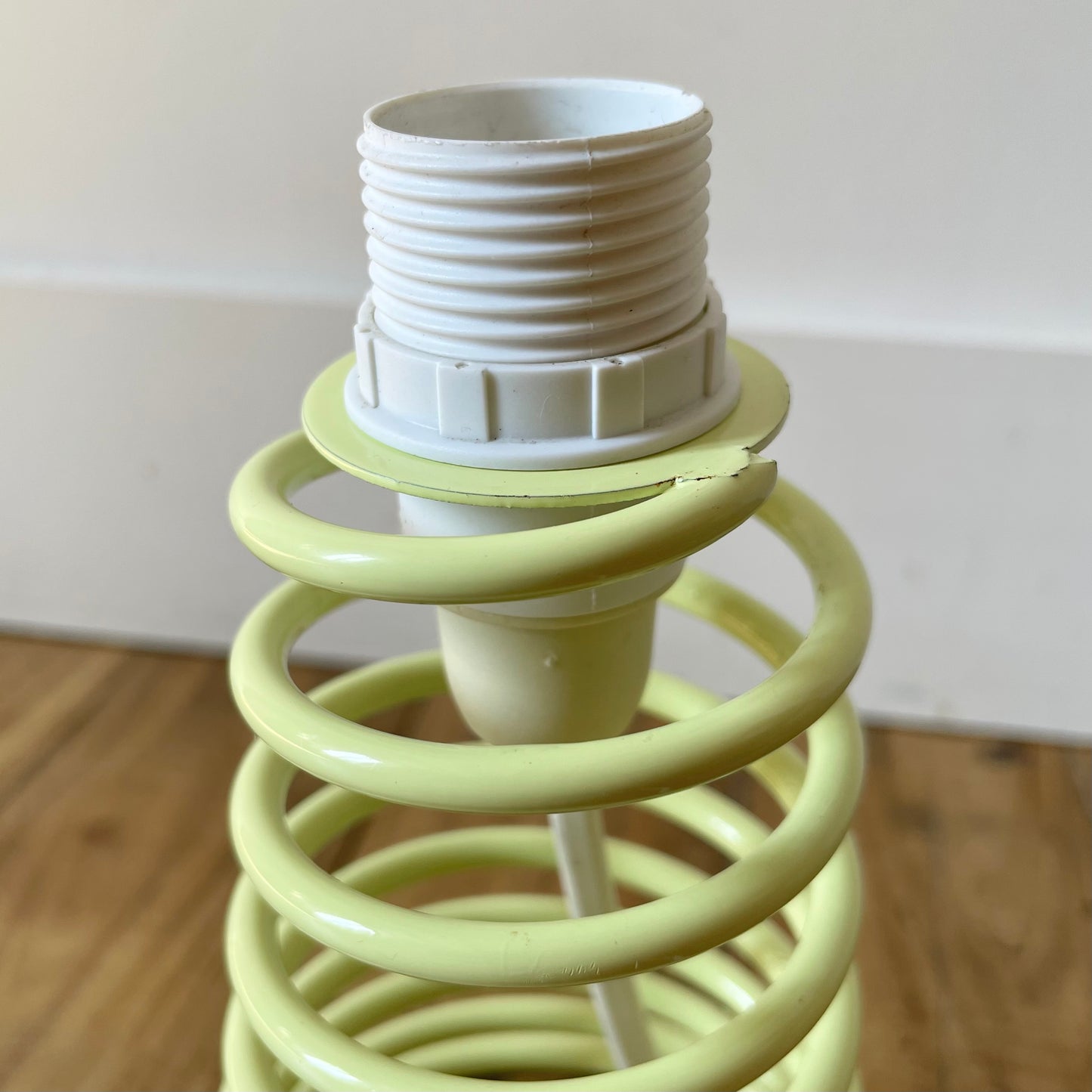 Pied de lampe spirale