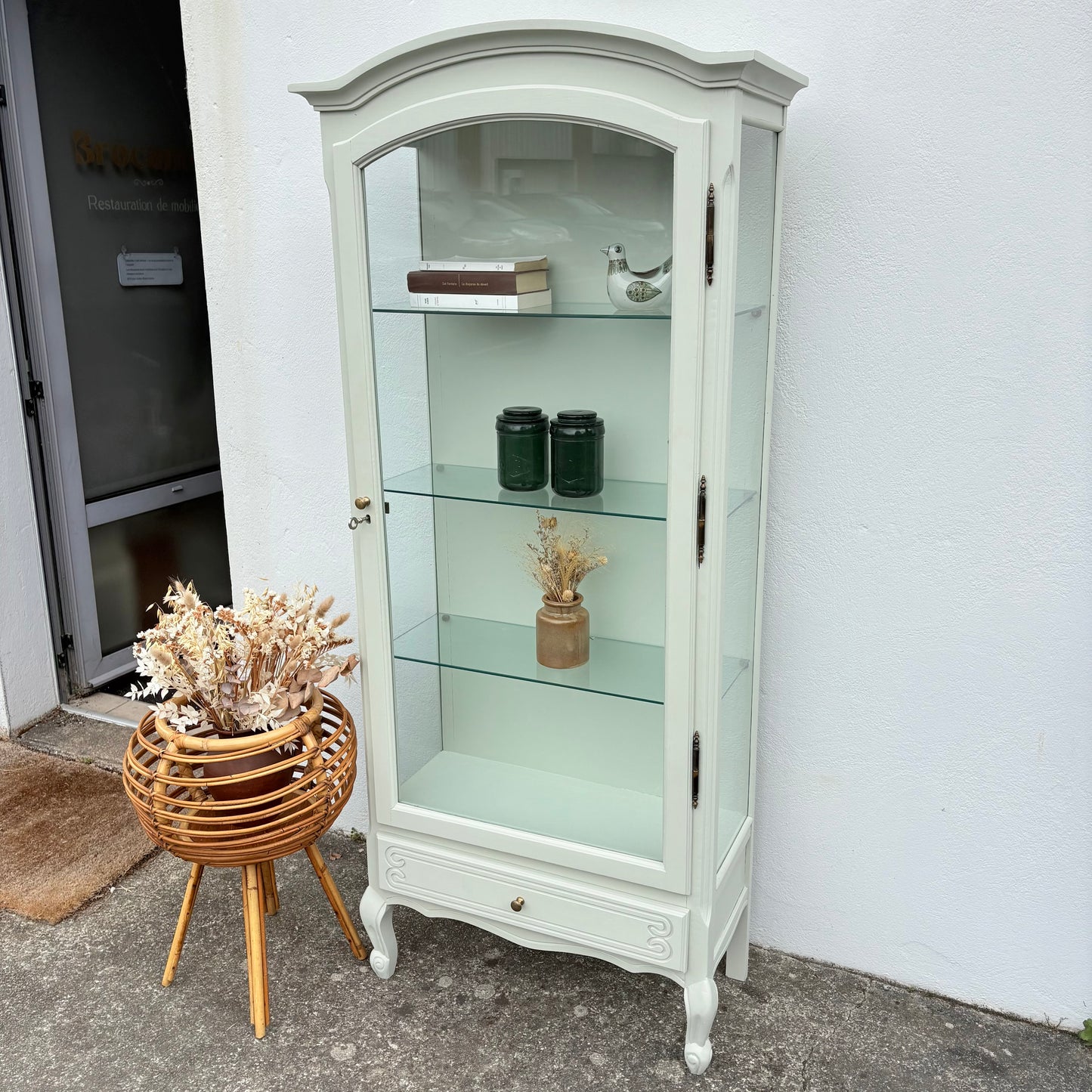 Vitrine en bois peint