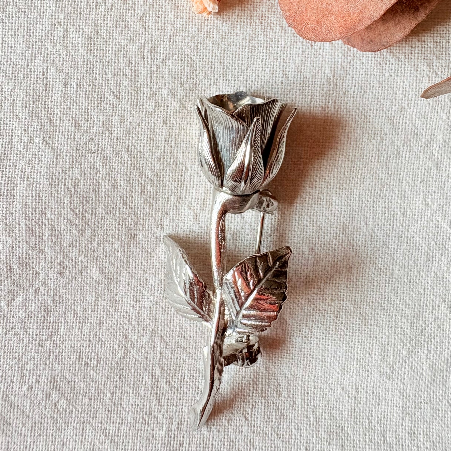 Broché argenté en forme de rose