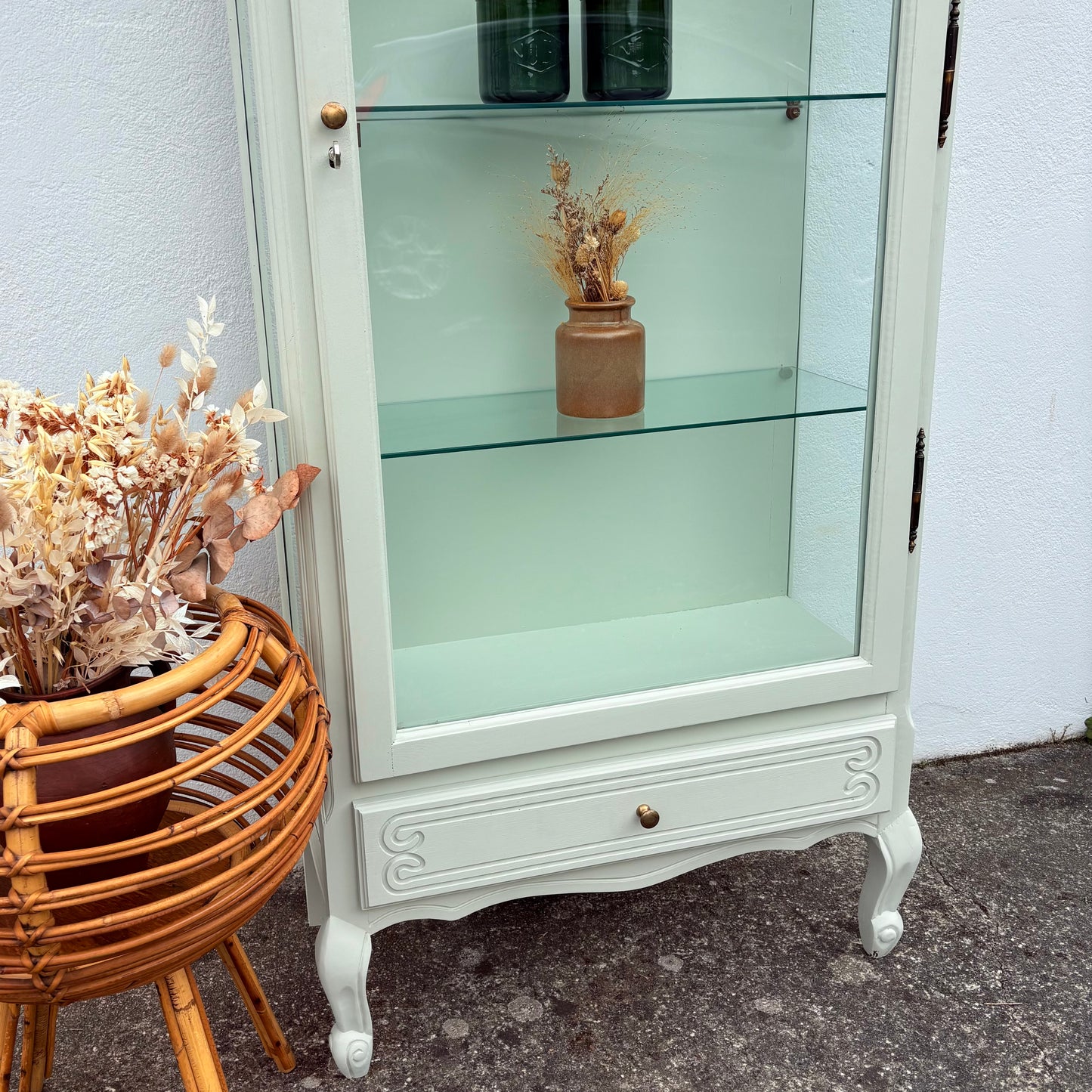 Vitrine en bois peint