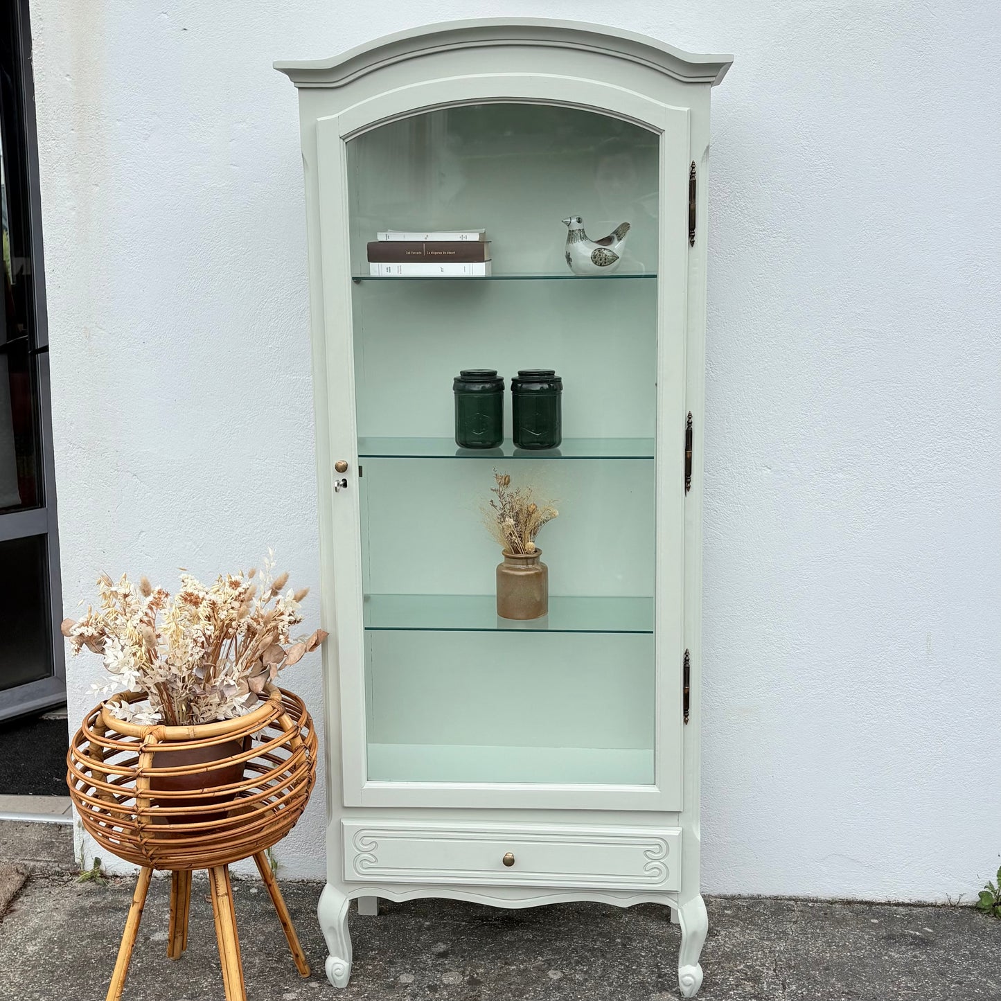 Vitrine en bois peint