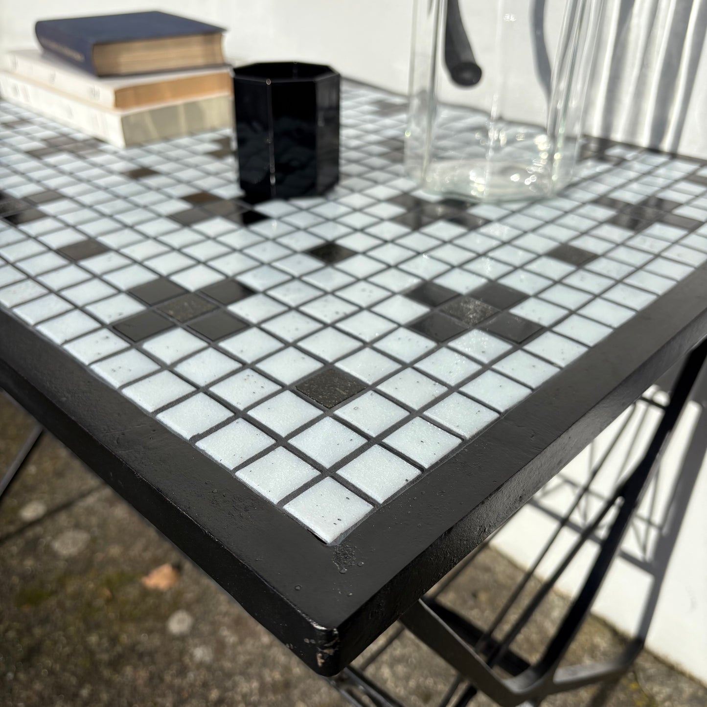 Table d’appoint en métal et mosaïque