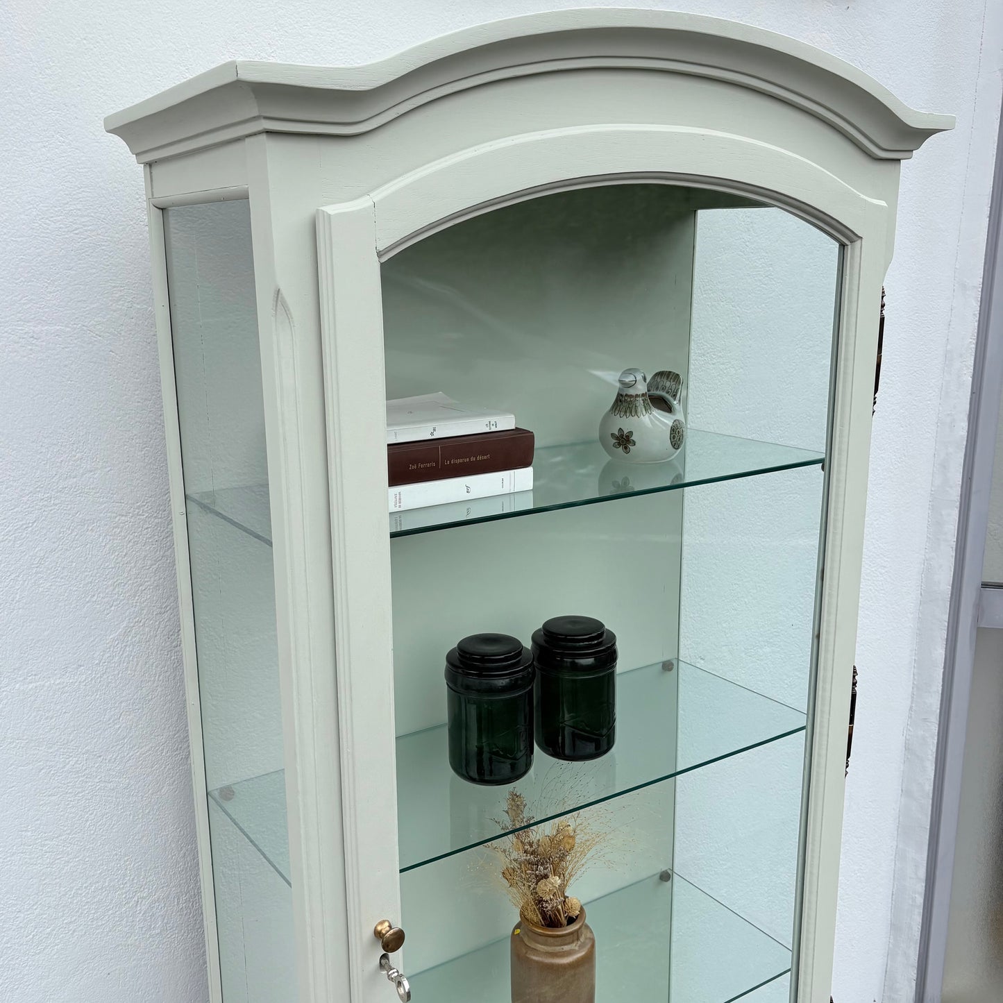 Vitrine en bois peint