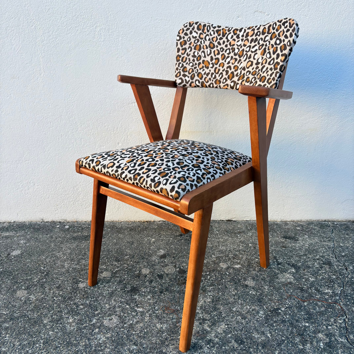 Fauteuil en bois années 60 léopard