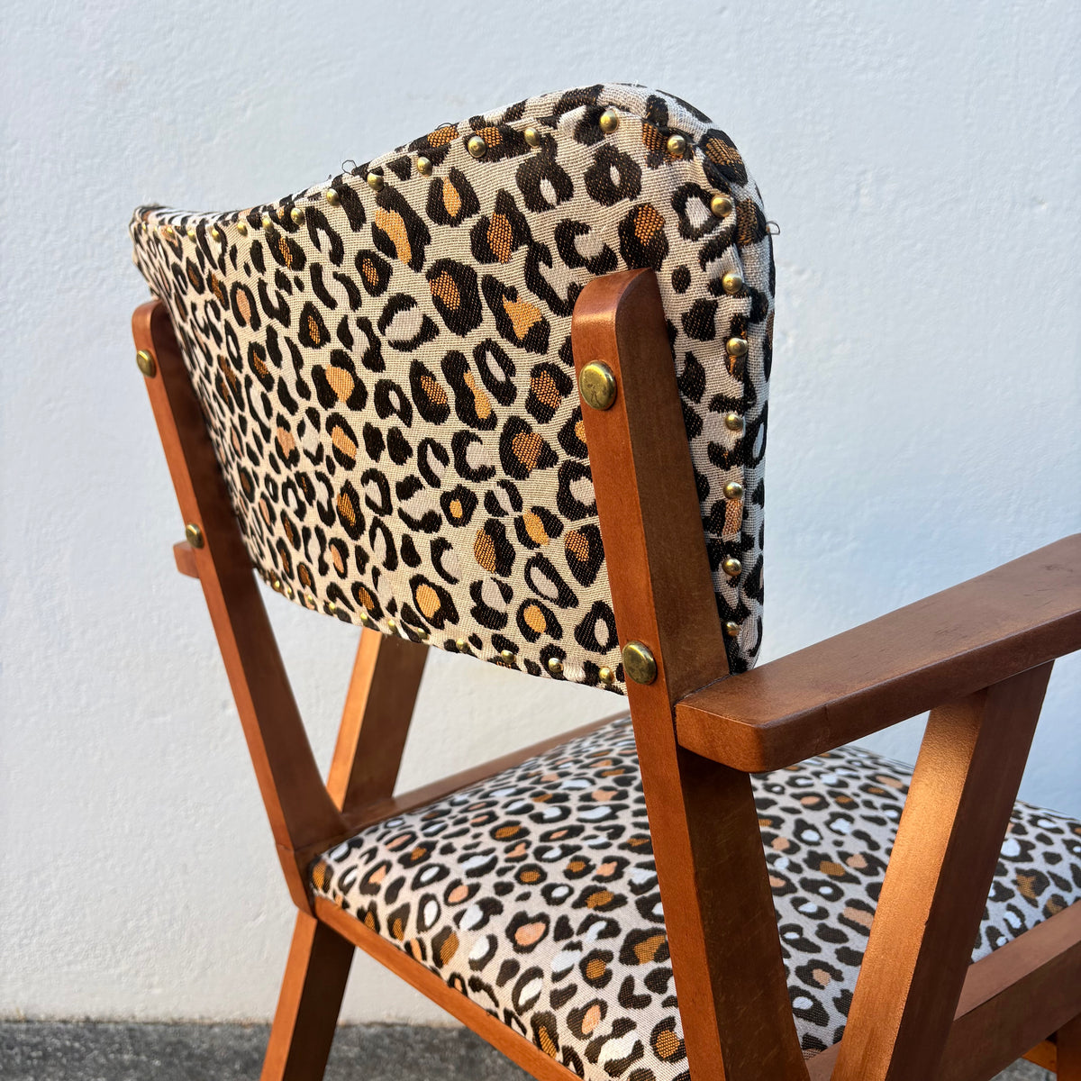 Fauteuil en bois années 60 léopard