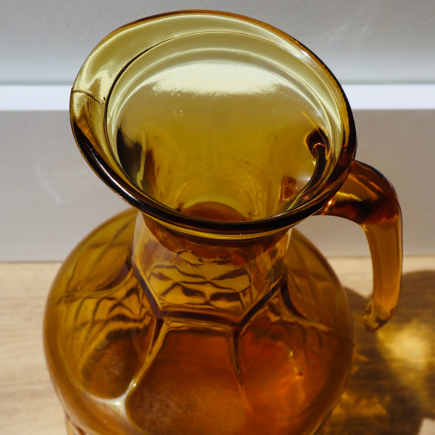 Carafe en verre ambré