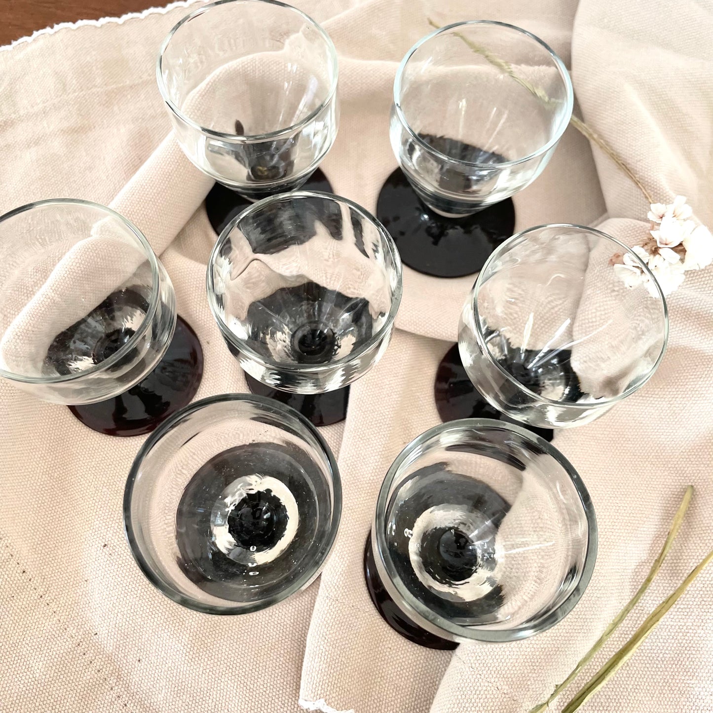 Lot de 7 petits verres à digestif pied bordeau foncé