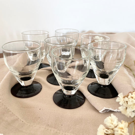 Lot de 7 petits verres à digestif pied bordeau foncé