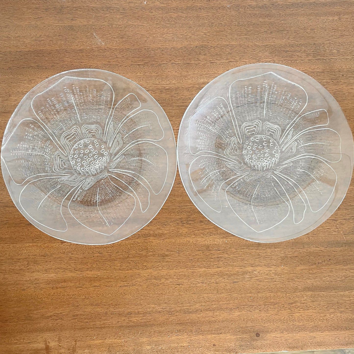 Lot de 2 assiettes en verre Duralex décors signés Sainson