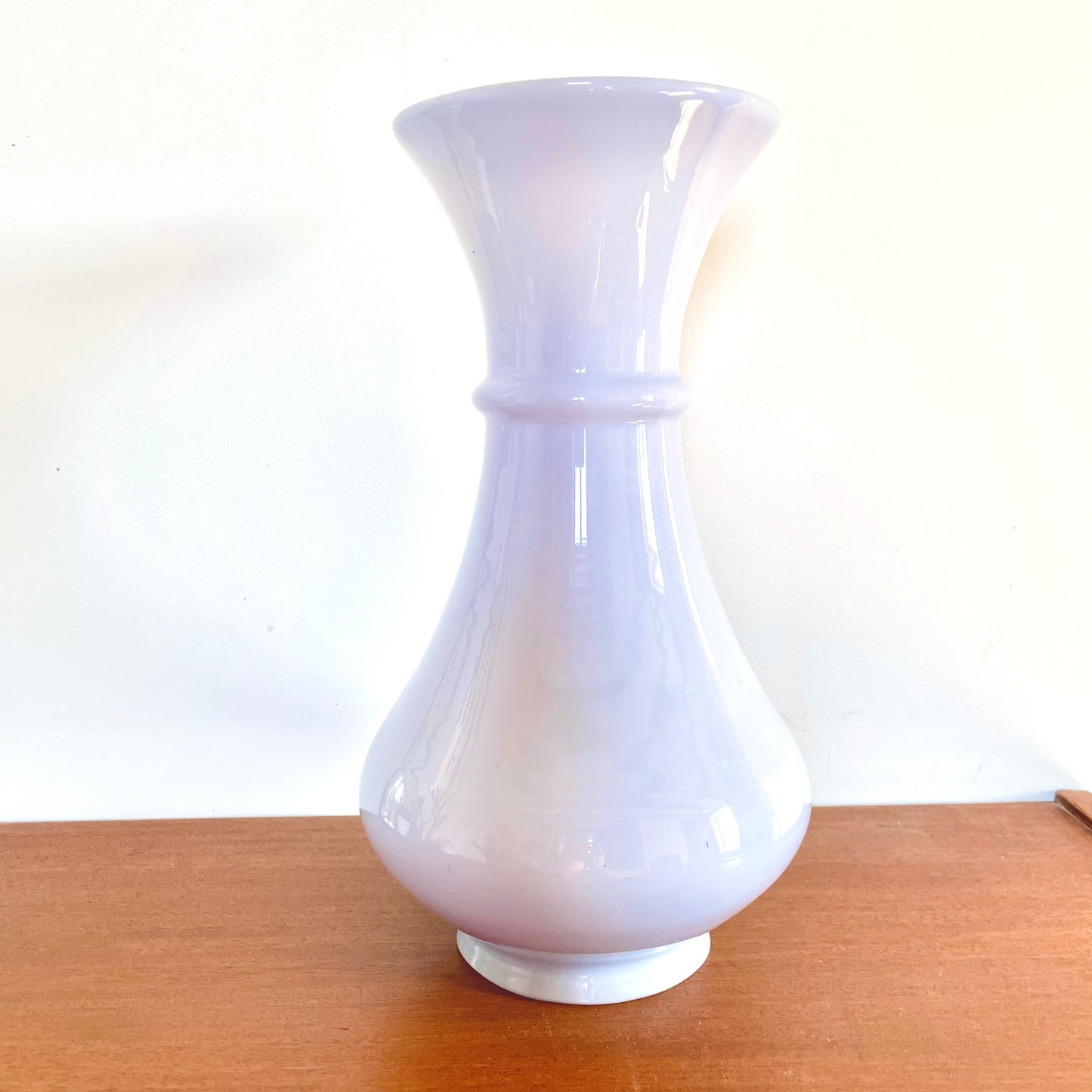 Grand vase mauve en verre opalin