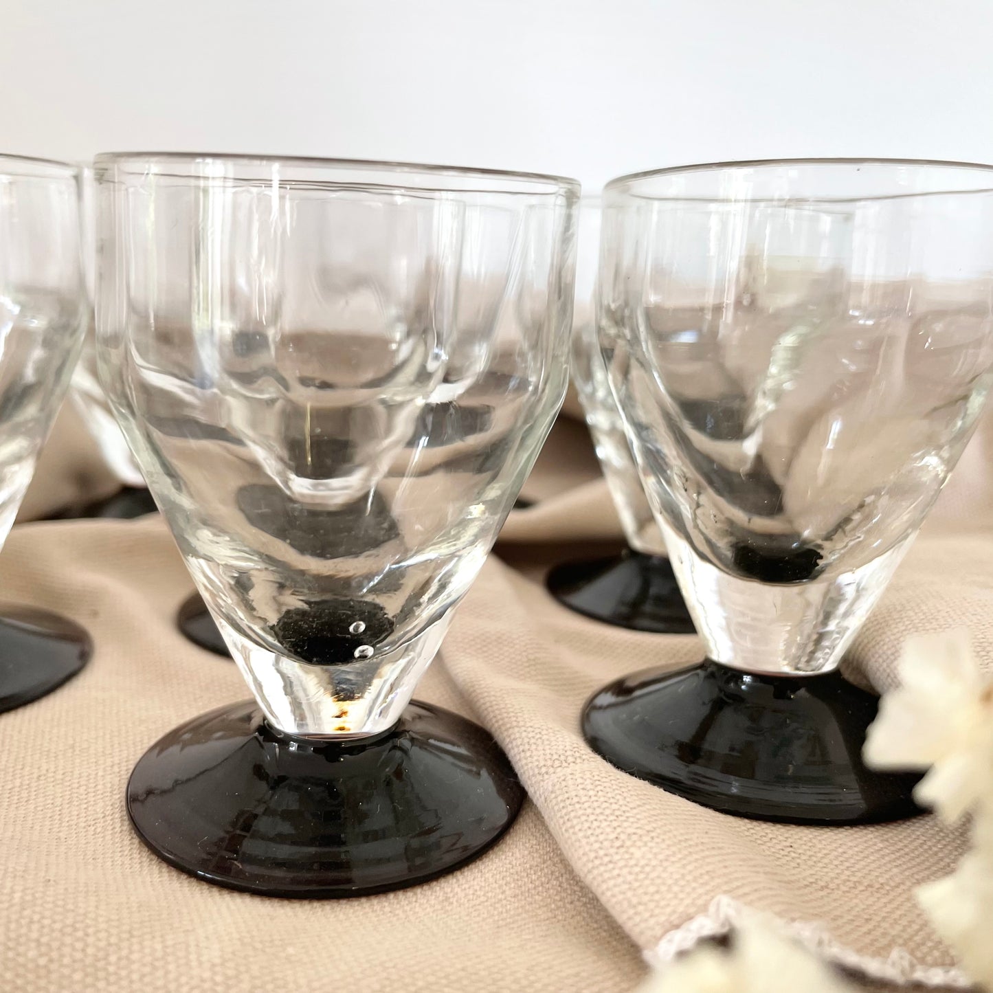 Lot de 7 petits verres à digestif pied bordeau foncé