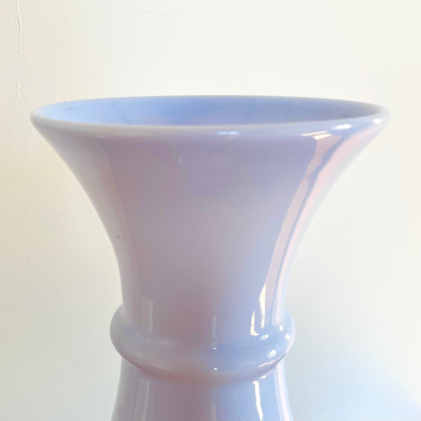 Grand vase mauve en verre opalin