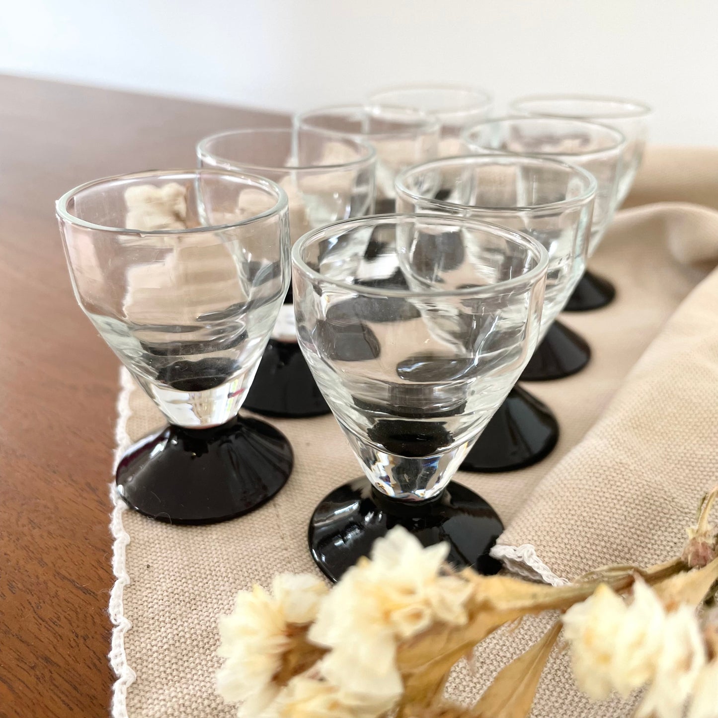 Lot de 8 verres à liqueur pied bordeau foncé