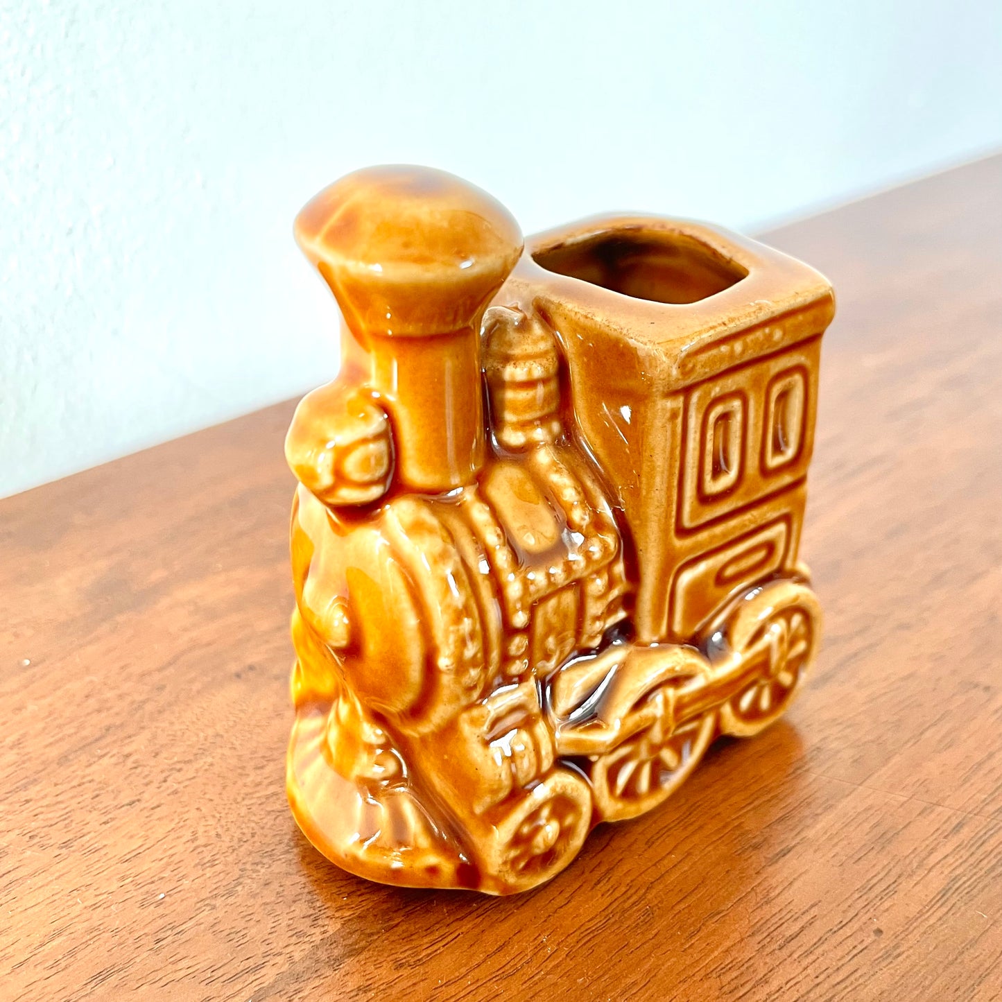 Mini vase en céramique moutarde motif train