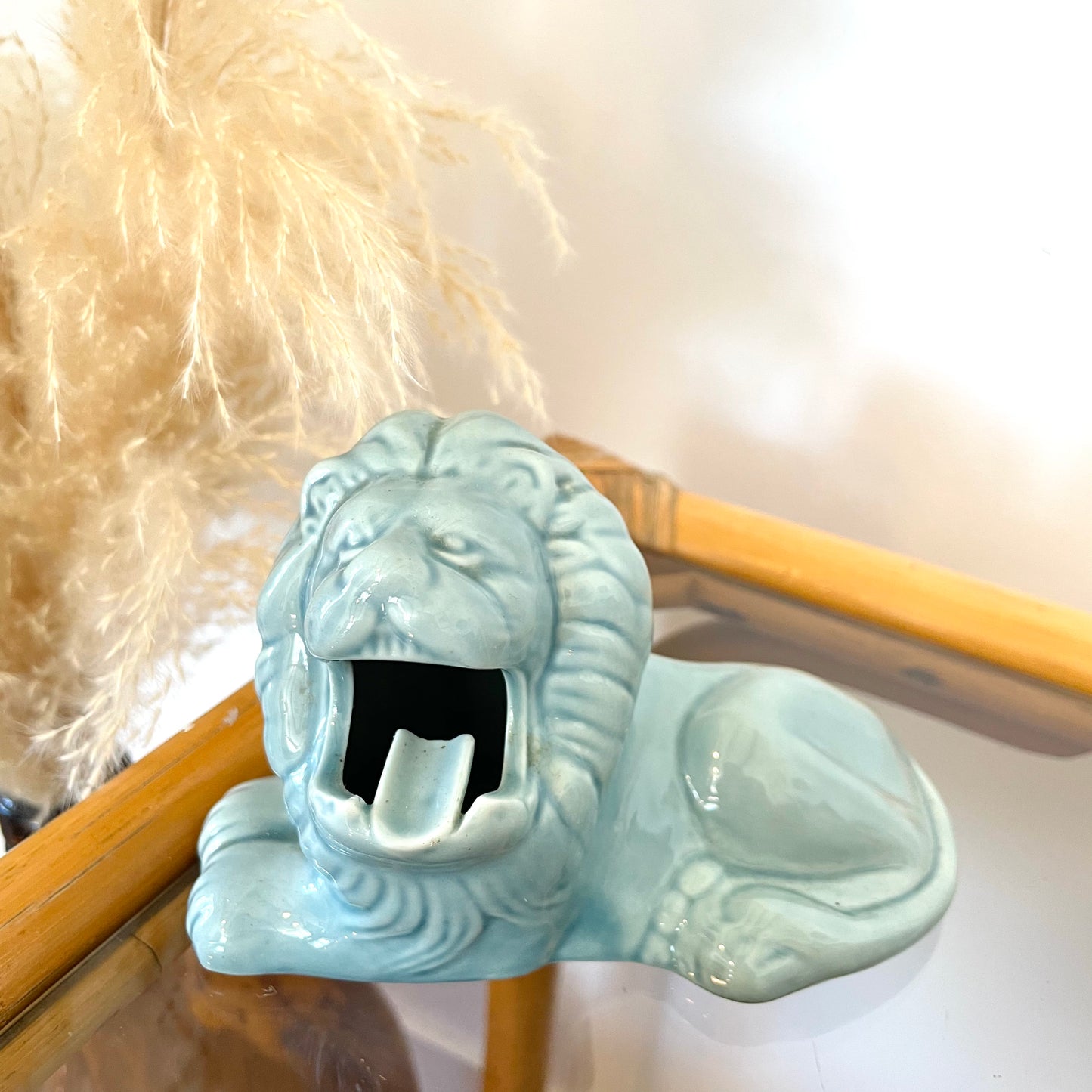 Cendrier lion en céramique bleue