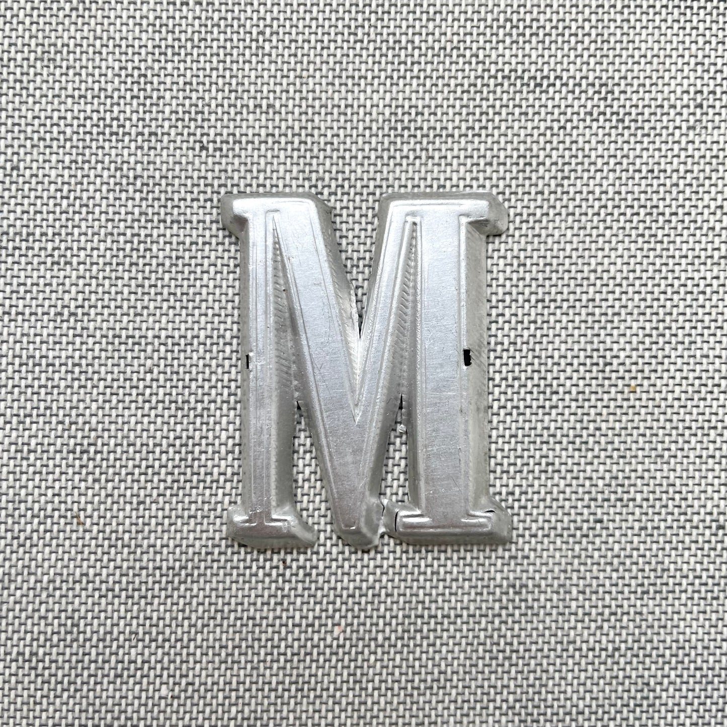 Lettre M en aluminium