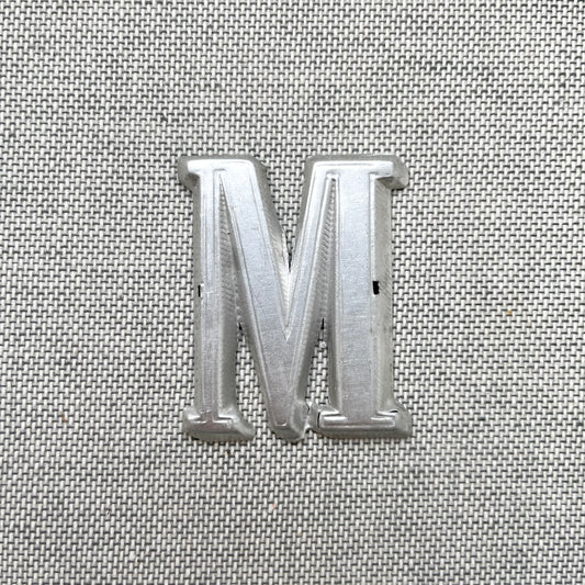 Lettre M en aluminium