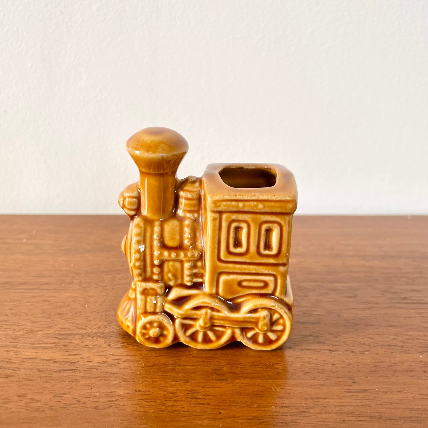 Mini vase en céramique moutarde motif train