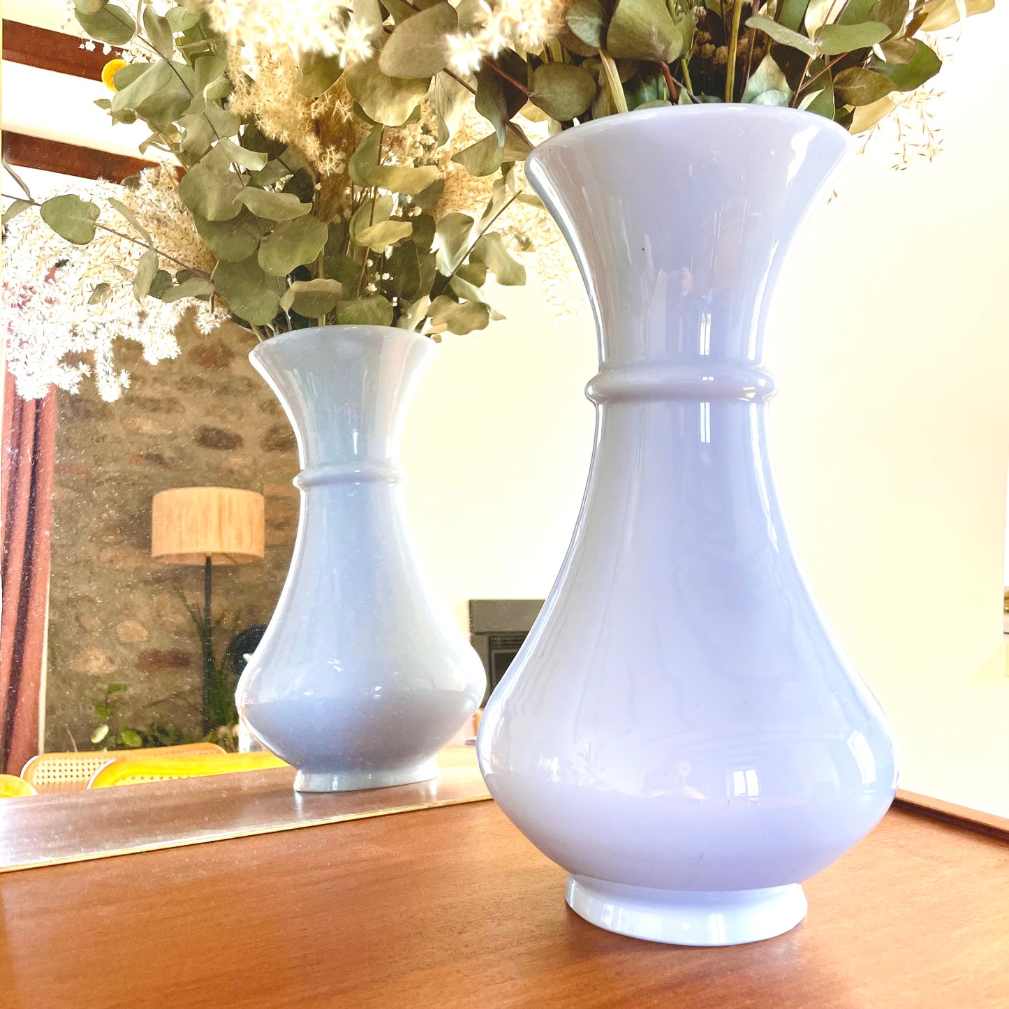 Grand vase mauve en verre opalin